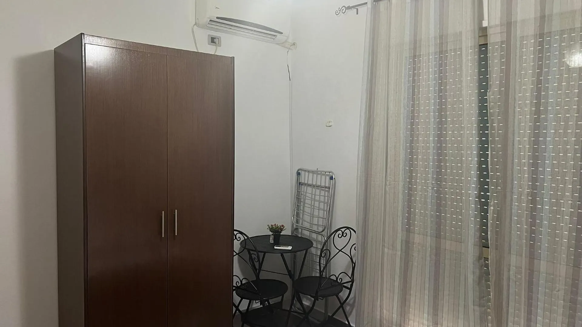 Rey Apartament Sarandë Appartamento