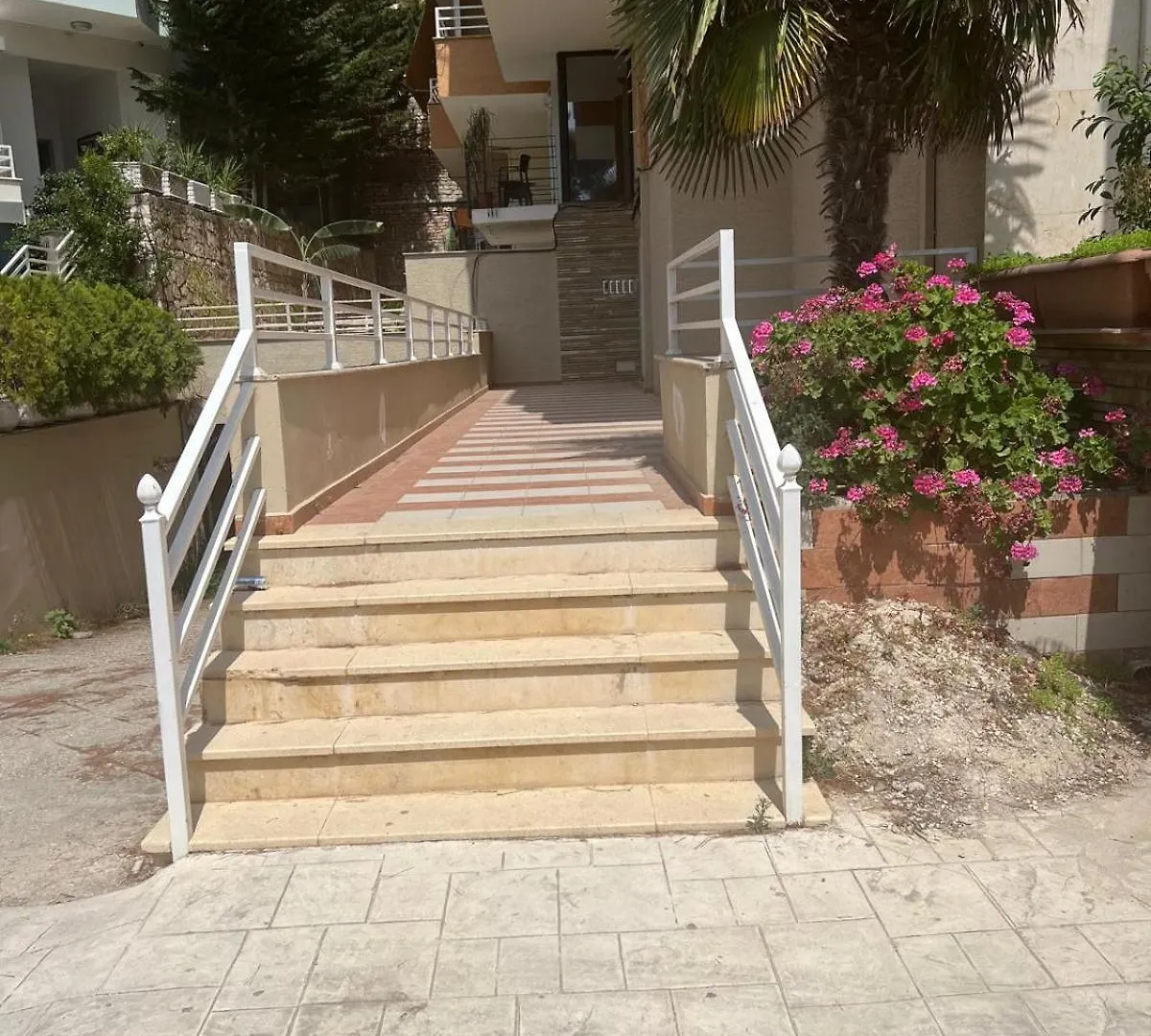 Rey Apartament Sarandë Appartamento